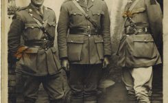 f.l.t.r.: Leuit. Fraser, Col. Franklin, Leut. Turnbull – in France (1917) f.l.t.r.: Leuit. Fraser, Col. Franklin, Leut. Turnbull – in France (1917)